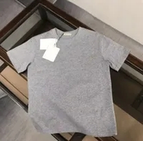 gray t shirt